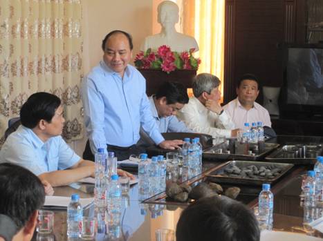 Ngày 27/5/2013 PTT Nguyễn Xuân Phúc đến thăm và tặng quà Nhà máy sắt xốp MIREX 