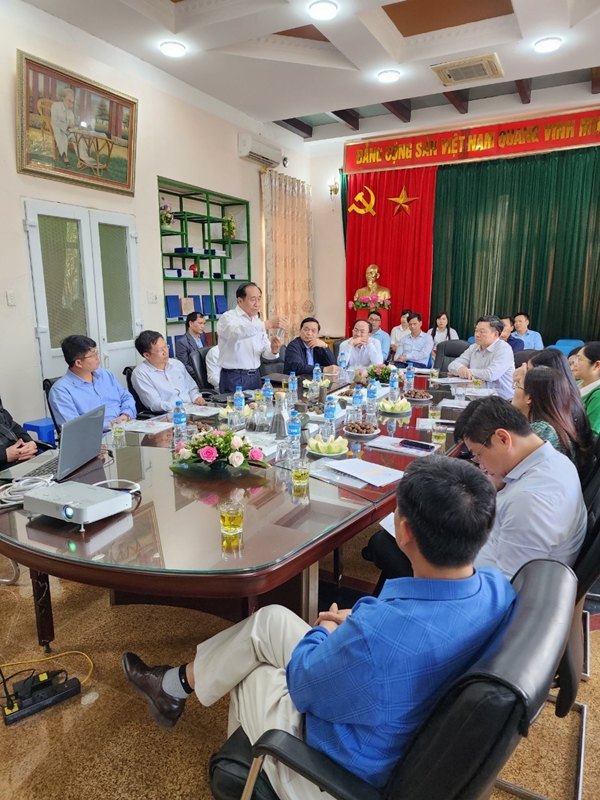 Ông Nguyễn Xuân Liêu giới thiệu cho đoàn thăm quan về sản phẩm do công ty sản xuất